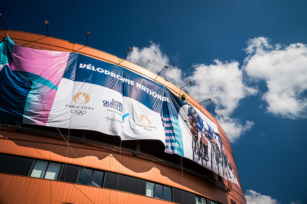 Shooting photo corporate évenementiel banque d'images industriel chantier pose bache géante vélodrome national SQY jeux olympiques JO 2024 Aurélien Papa